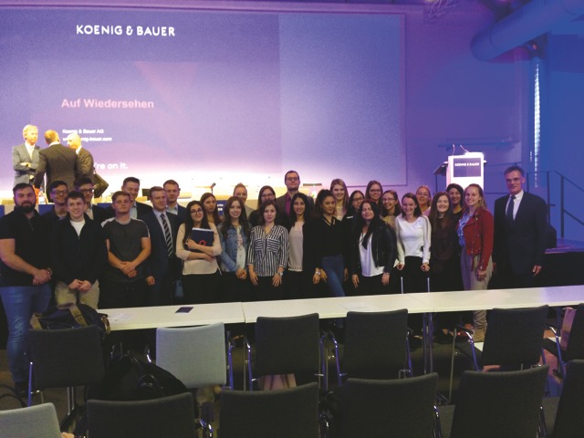 Angehende Bankkaufleute besuchen die Hauptversammlung von Koenig & Bauer in Würzburg Image